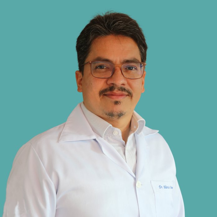 Dr. Márcio Crisanto, médico ortopedista com atuação em coluna, de jaleco branco